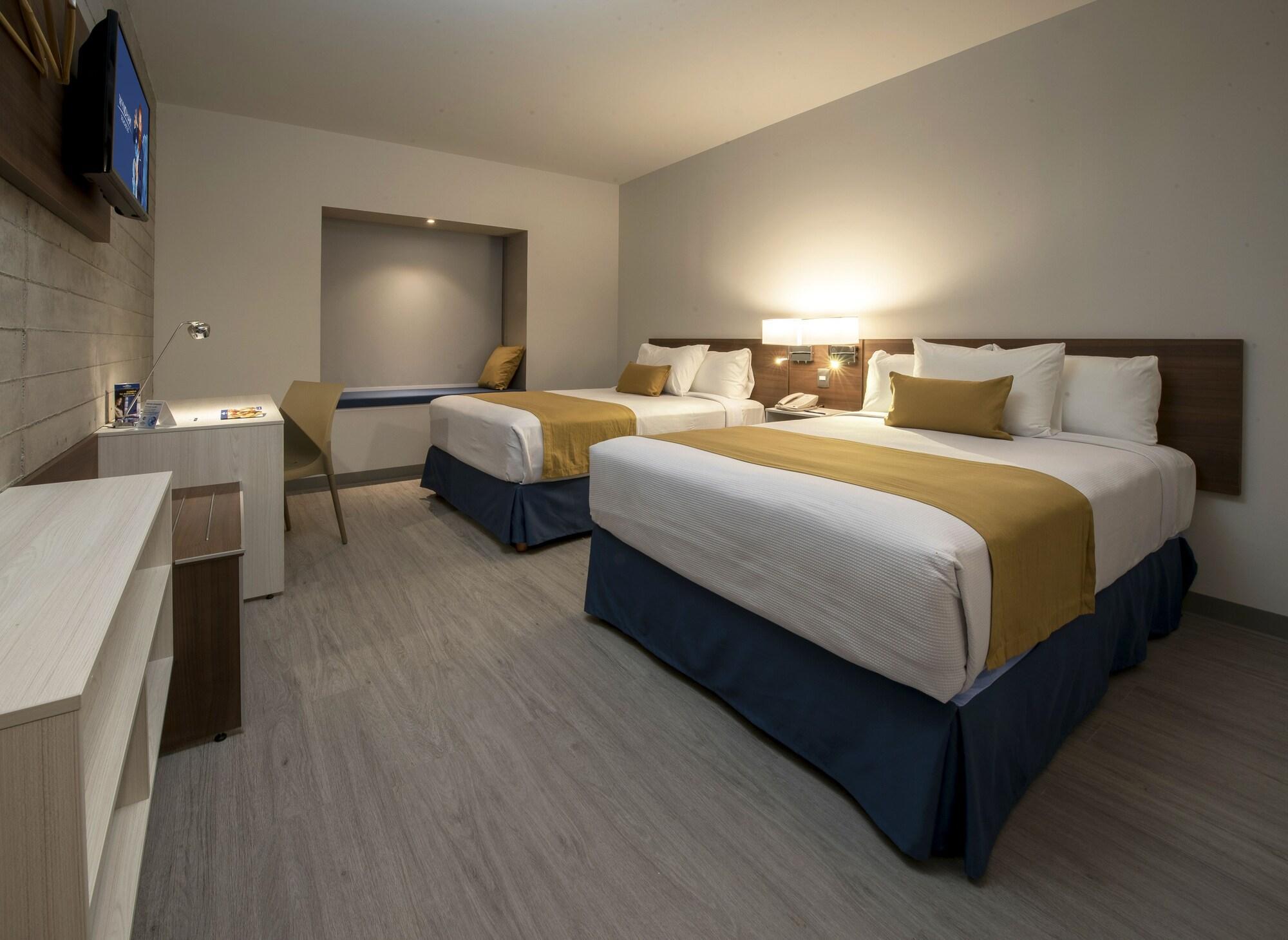 Microtel Inn & Suites By Wyndham Irapuato Exterior foto