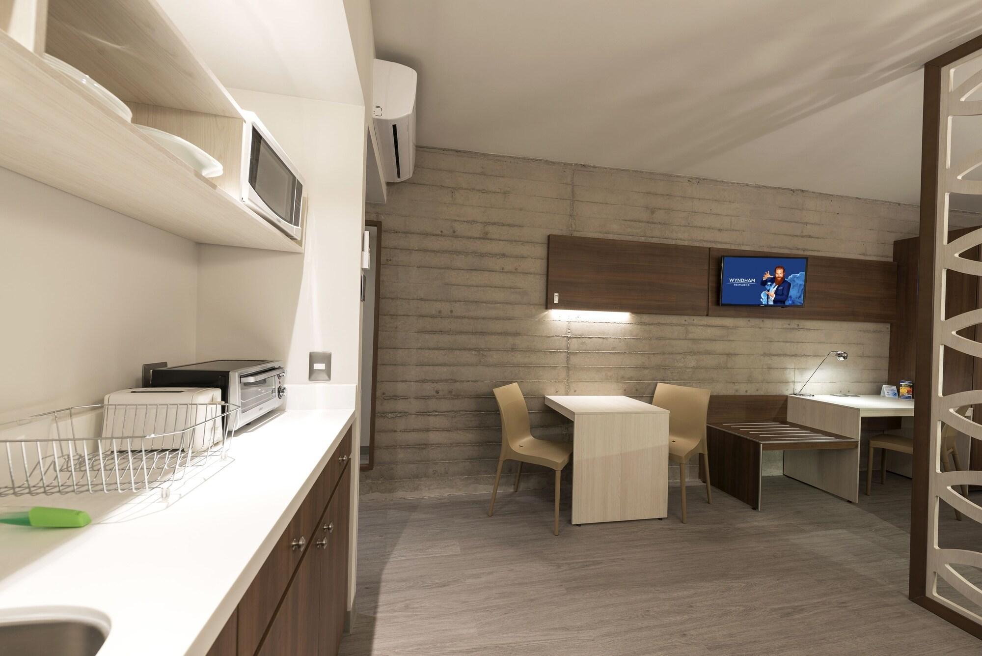 Microtel Inn & Suites By Wyndham Irapuato Exterior foto