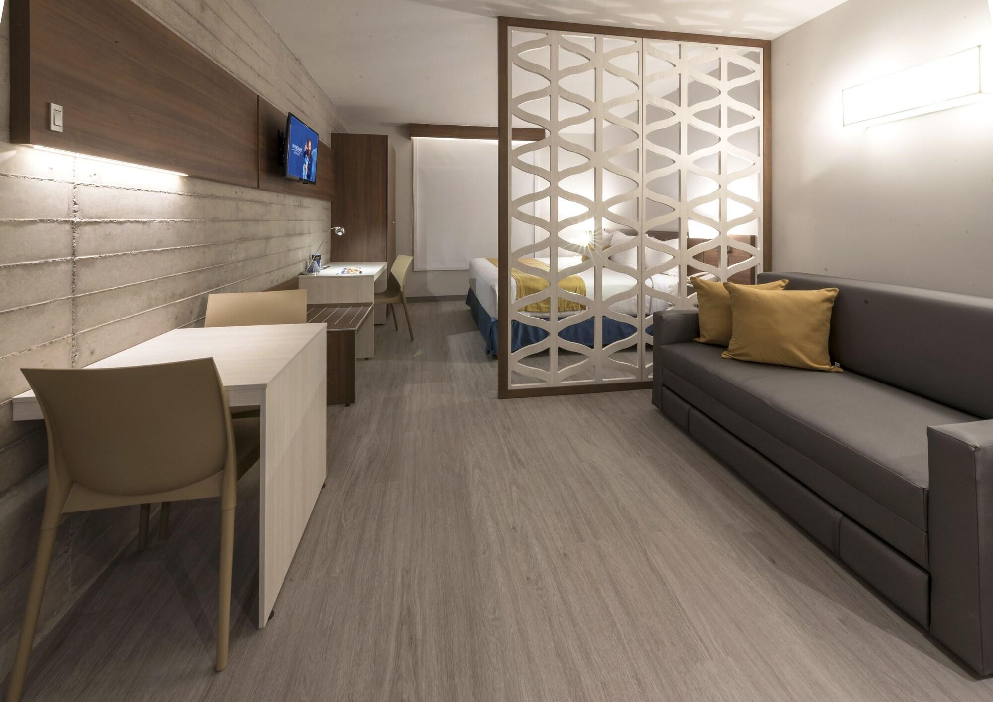 Microtel Inn & Suites By Wyndham Irapuato Exterior foto