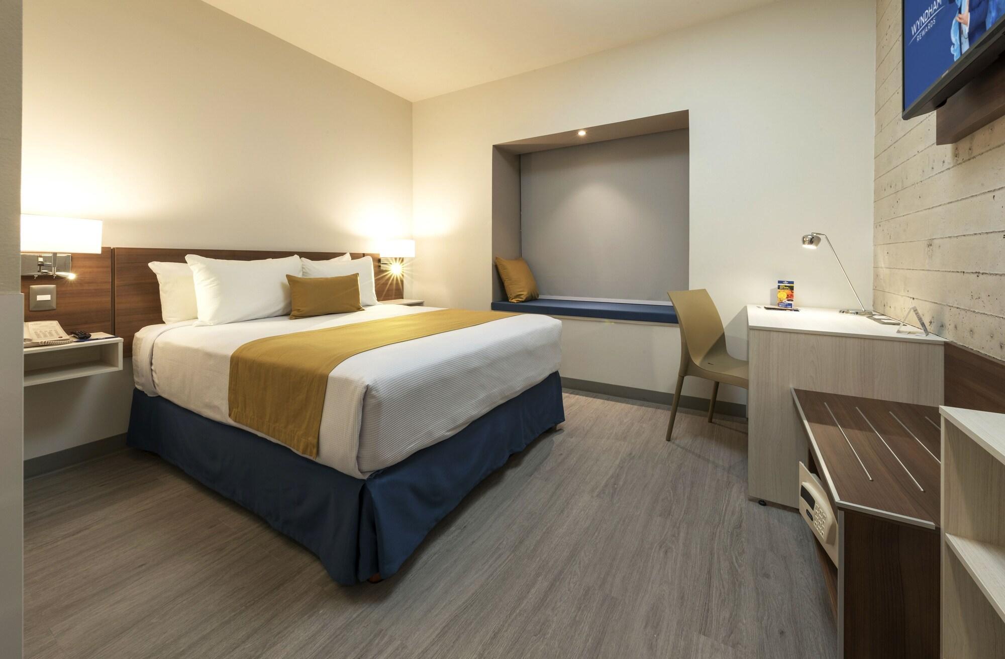 Microtel Inn & Suites By Wyndham Irapuato Exterior foto