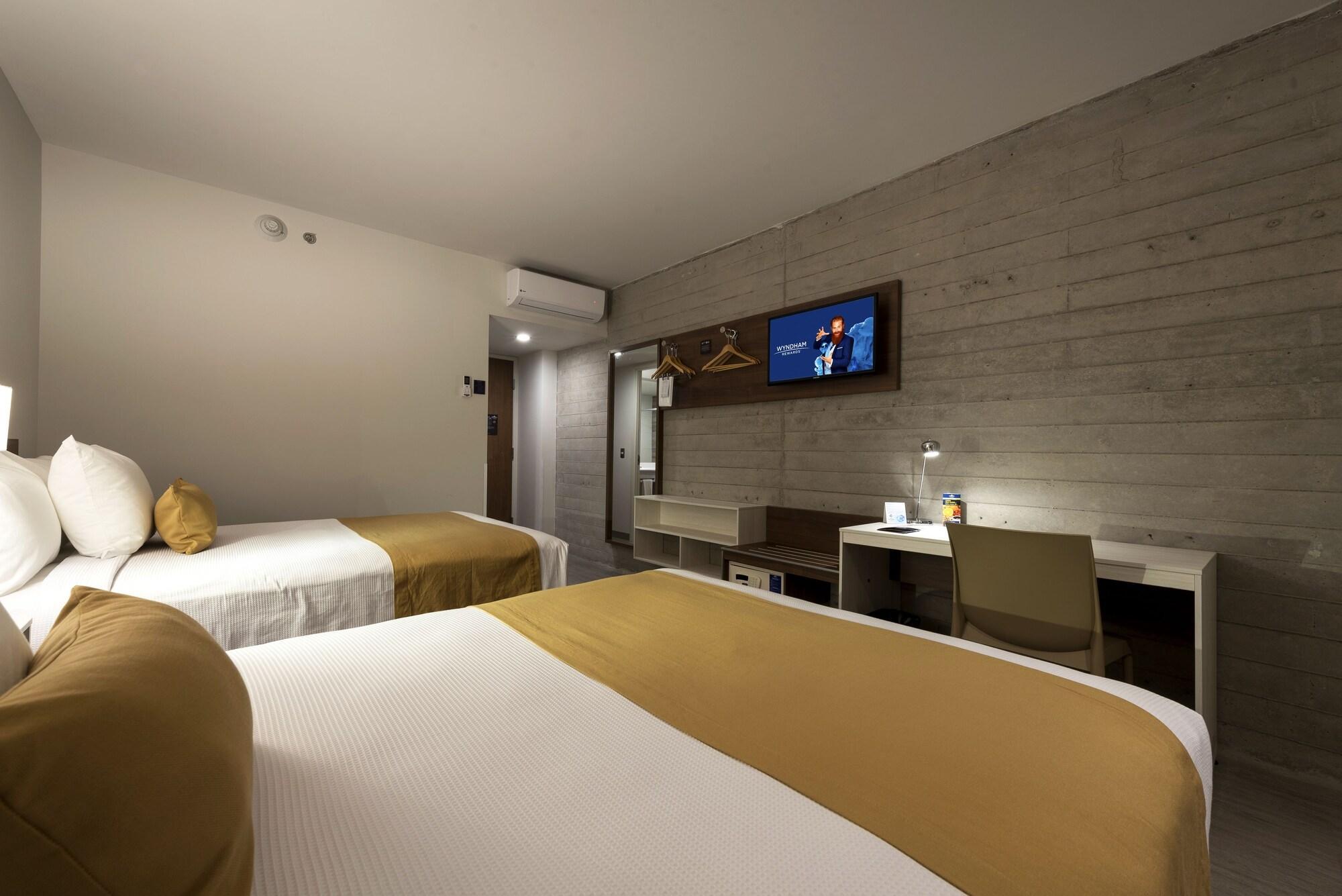 Microtel Inn & Suites By Wyndham Irapuato Exterior foto