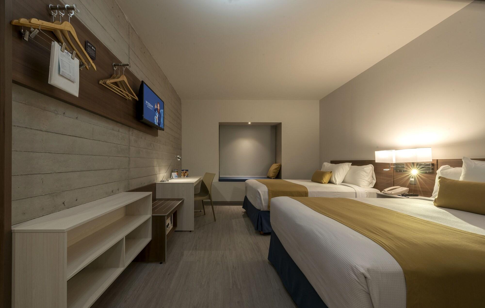 Microtel Inn & Suites By Wyndham Irapuato Exterior foto