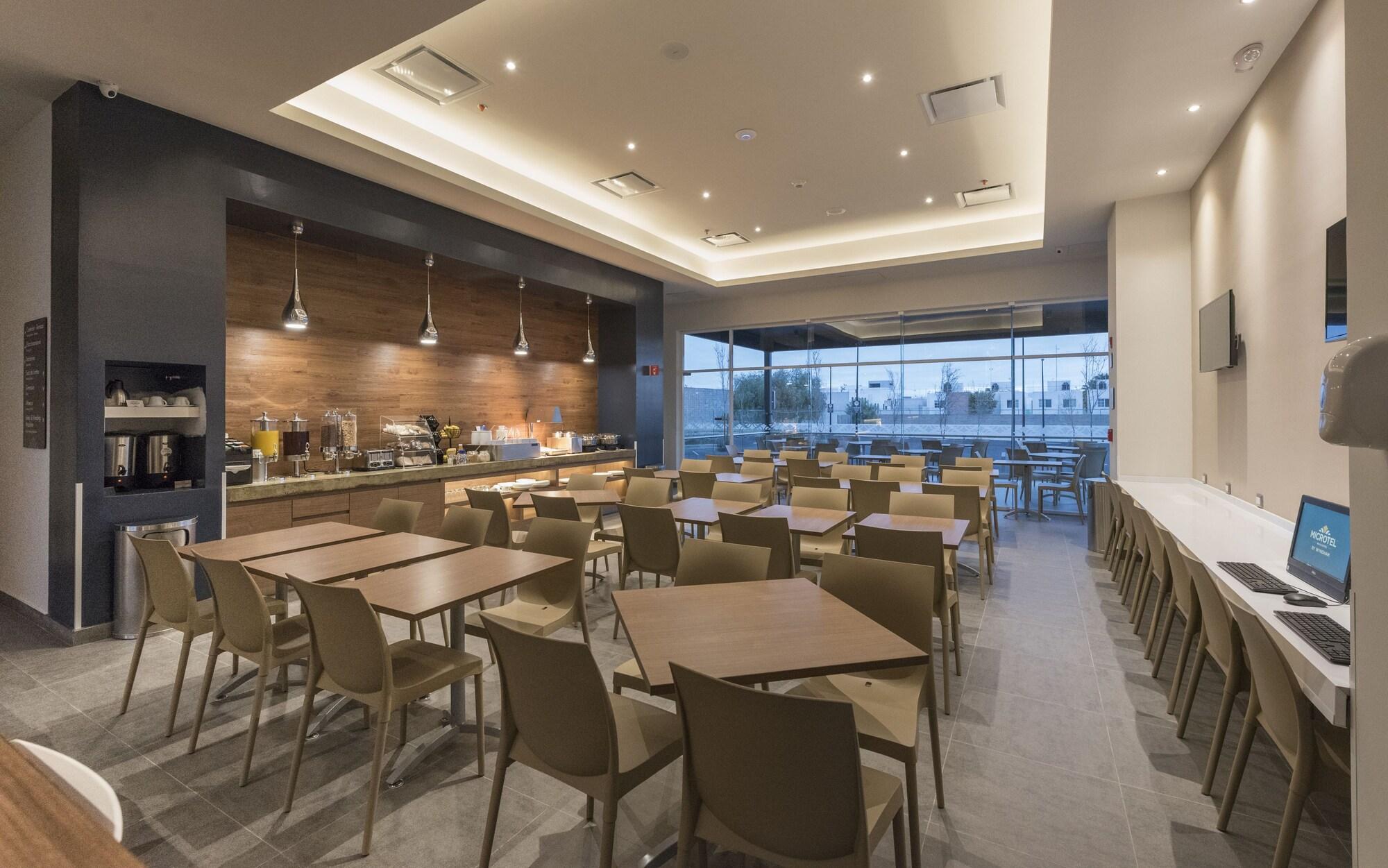 Microtel Inn & Suites By Wyndham Irapuato Exterior foto