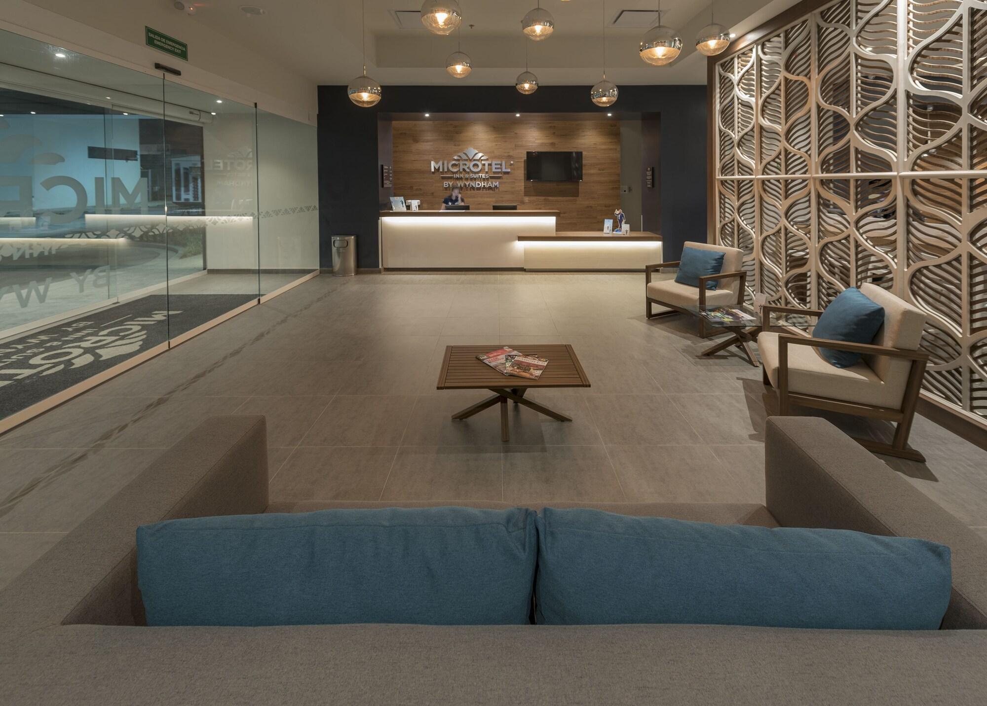 Microtel Inn & Suites By Wyndham Irapuato Exterior foto