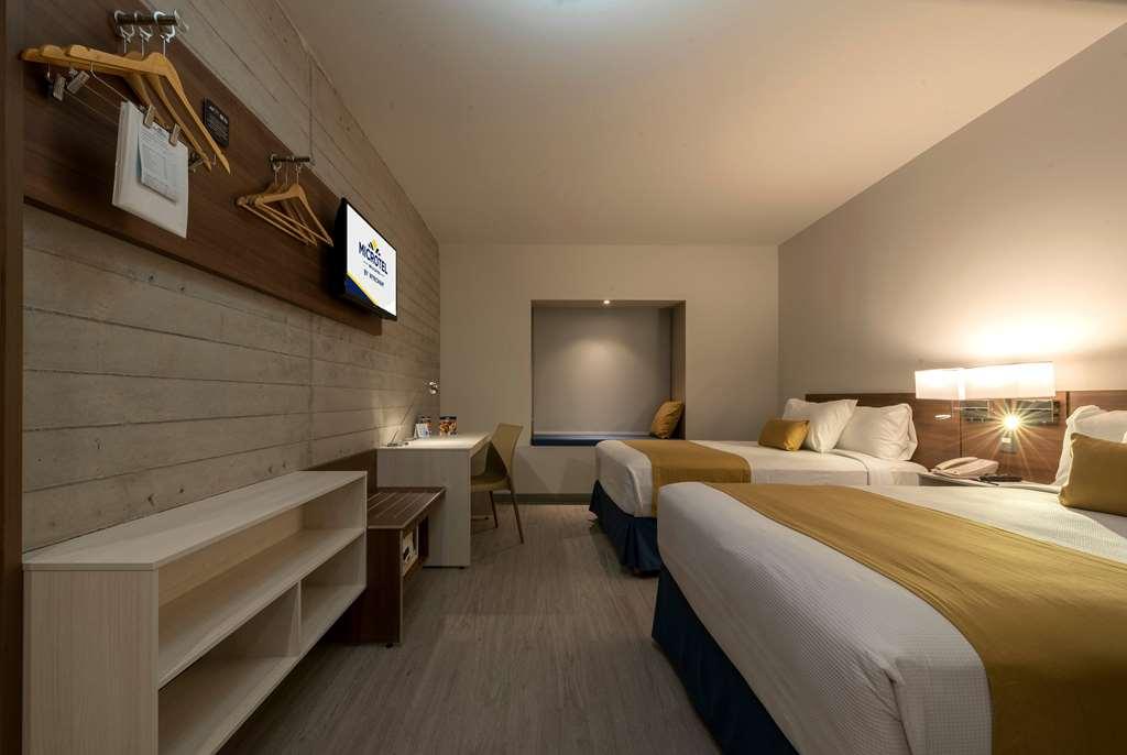 Microtel Inn & Suites By Wyndham Irapuato Habitación foto