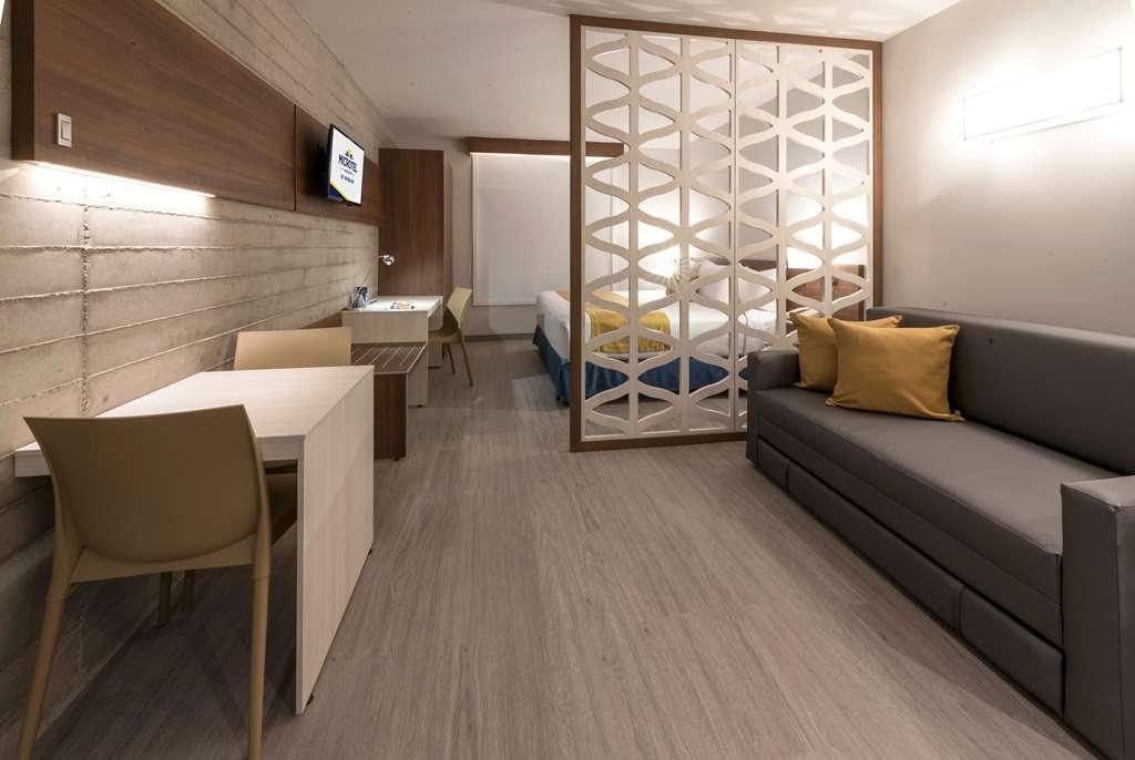 Microtel Inn & Suites By Wyndham Irapuato Habitación foto