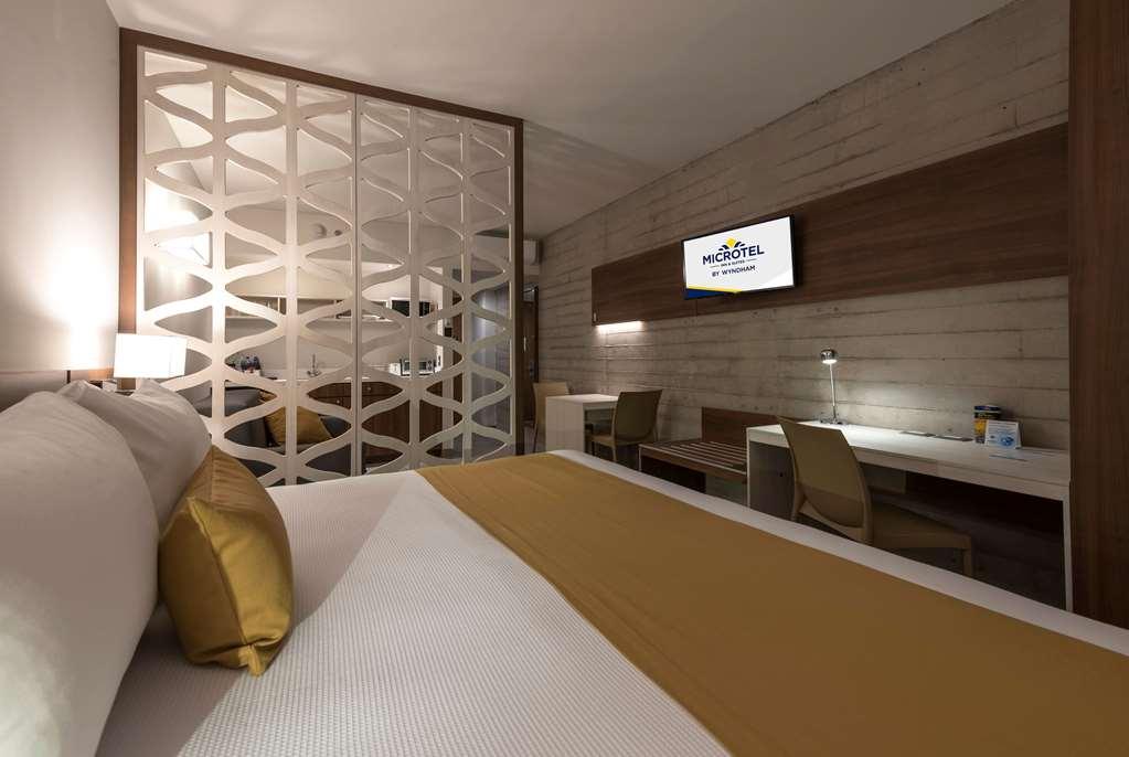Microtel Inn & Suites By Wyndham Irapuato Habitación foto