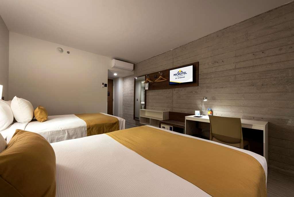 Microtel Inn & Suites By Wyndham Irapuato Habitación foto