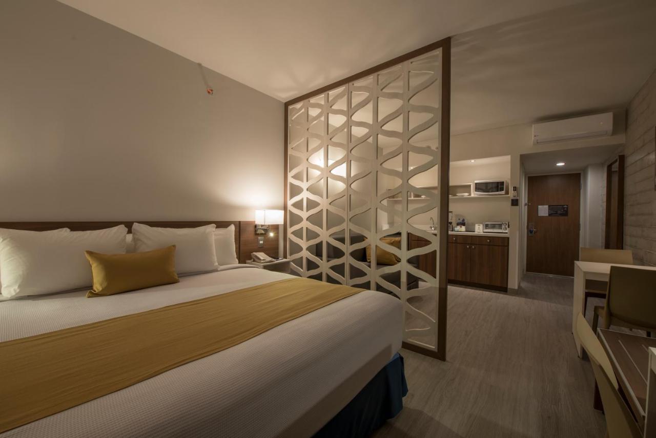 Microtel Inn & Suites By Wyndham Irapuato Exterior foto