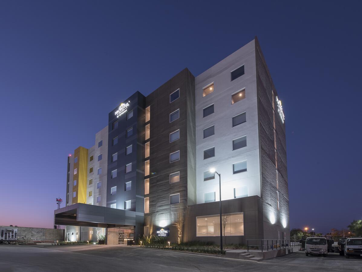 Microtel Inn & Suites By Wyndham Irapuato Exterior foto